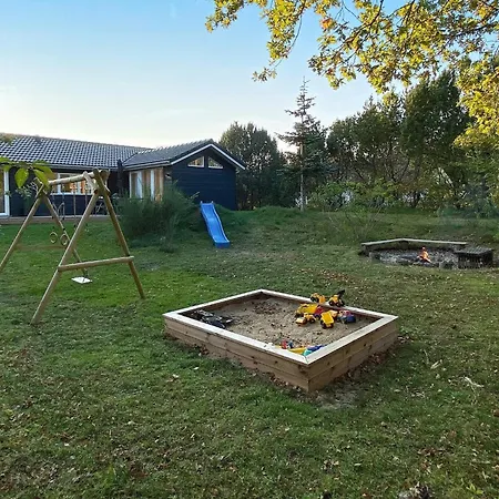 4 Star In 度假居 Hadsund